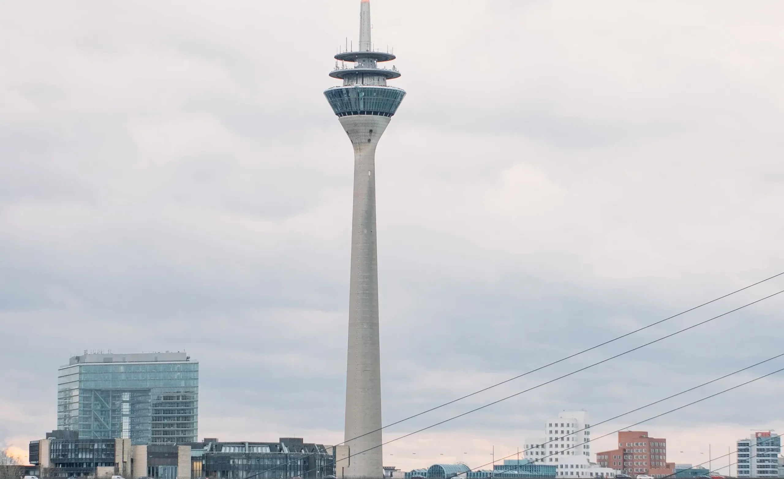 Rheinturm und Düsseldorfer Skyline am Rheinufer