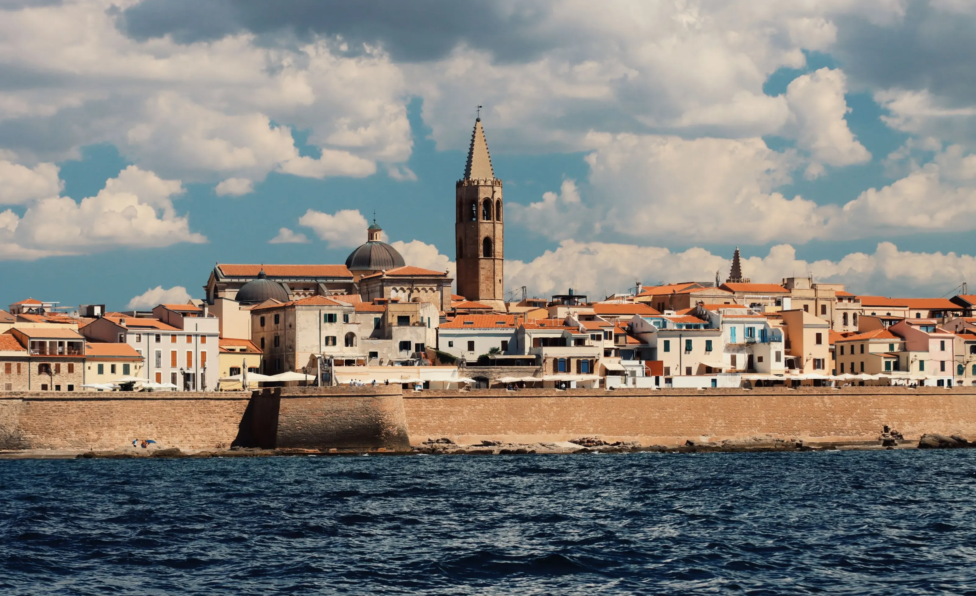 Skyline von Alghero an der Küste Sardiniens