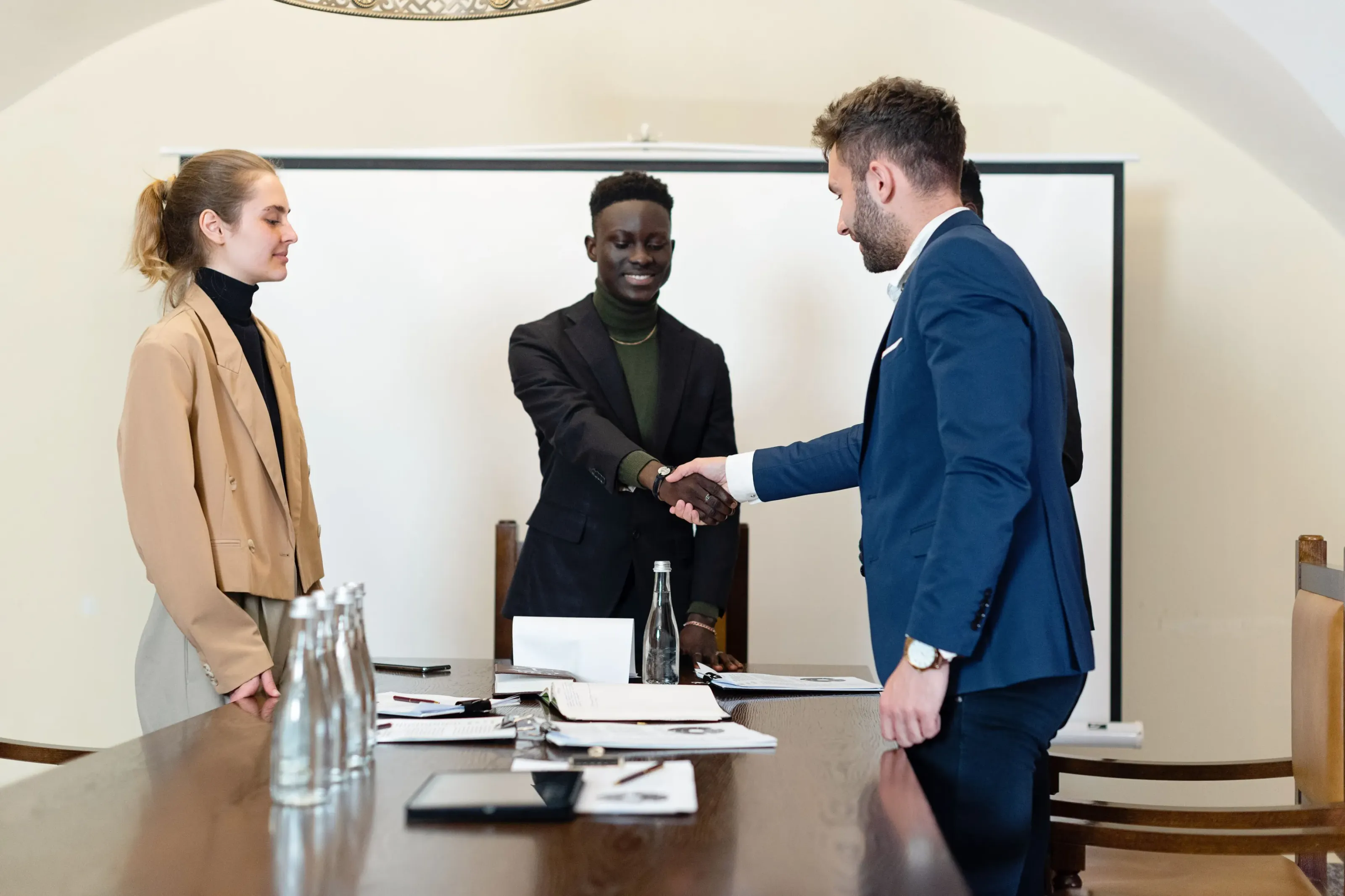 Besprechung am Konferenztisch zwischen Partnern
